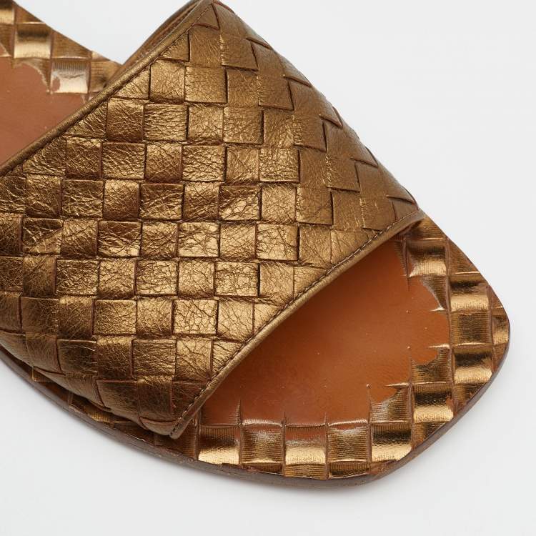 مملوكة مسبقًا Bottega Veneta Metallic Gold Intrecciato Leather Flat Slide Sandals Size 39