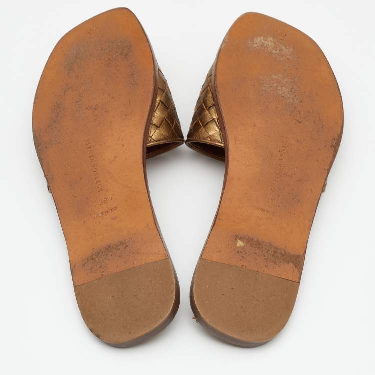 مملوكة مسبقًا Bottega Veneta Metallic Gold Intrecciato Leather Flat Slide Sandals Size 39