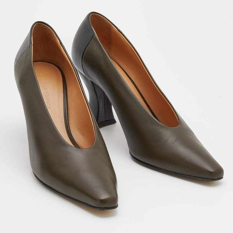 Pre Owned Bottega Veneta Dark Olive Green/Black Almond Curved Pumps Size 39