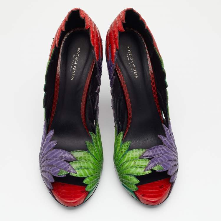مملوكة مسبقًا  Bottega Veneta Multicolor Python Floral Cutout Peep Toe Pumps Size 39.5