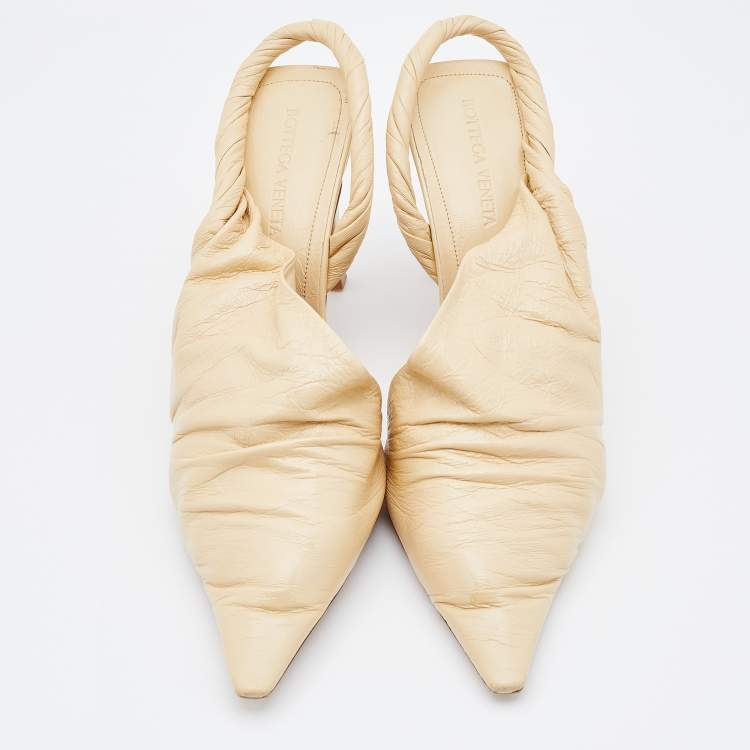مملوكة مسبقًا Bottega Veneta Cream Leather Slingback Pumps Size 38.5