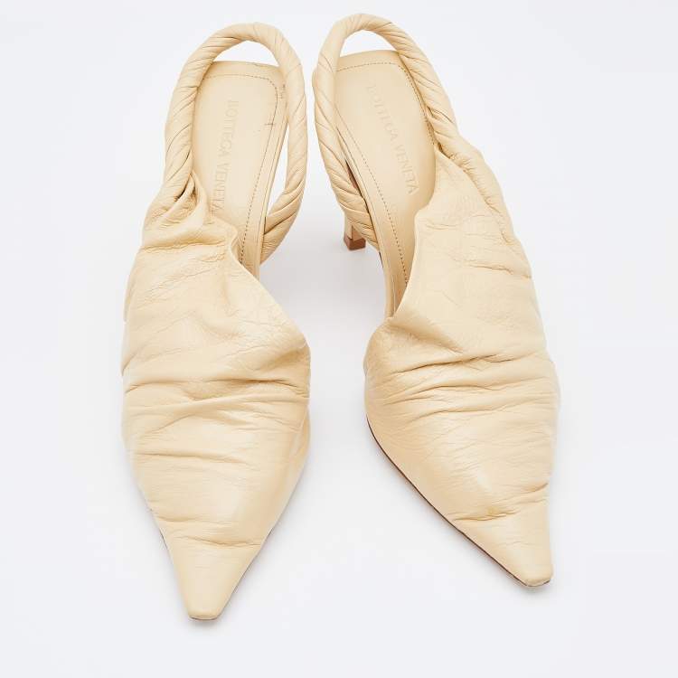 مملوكة مسبقًا Bottega Veneta Cream Leather Slingback Pumps Size 38.5