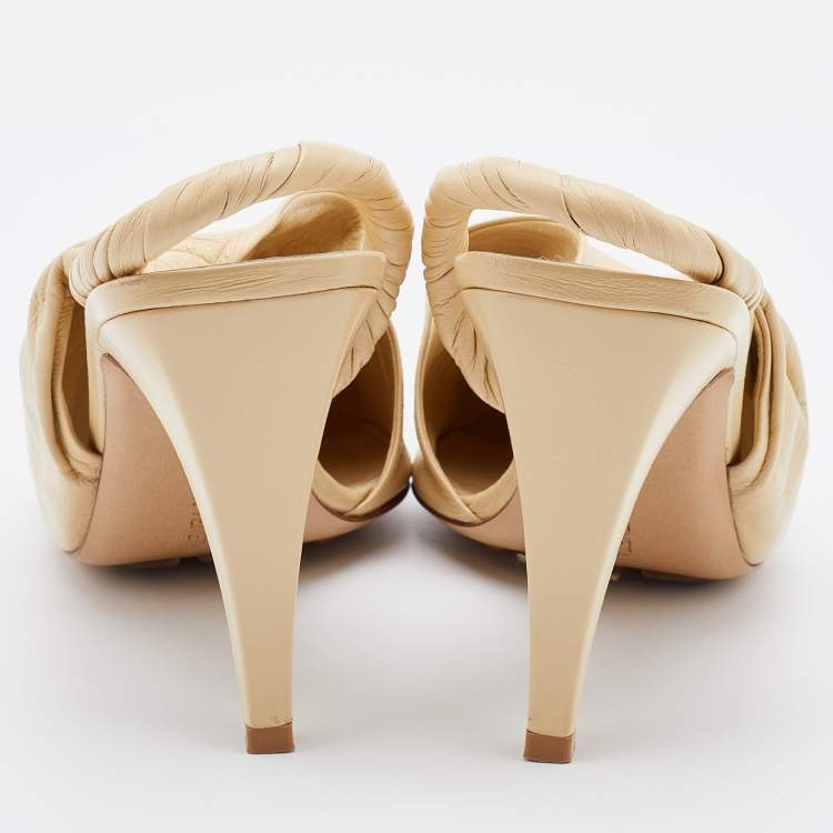 مملوكة مسبقًا Bottega Veneta Cream Leather Slingback Pumps Size 38.5