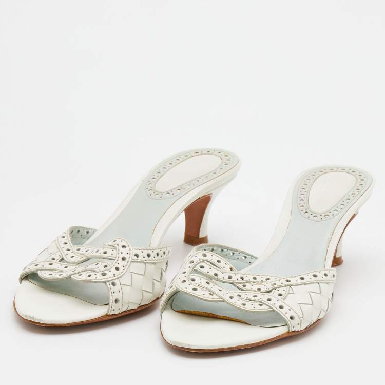 مملوكة مسبقًا Bottega Veneta White Perforated Intrecciato Leather Slide Sandals Size 36.5 