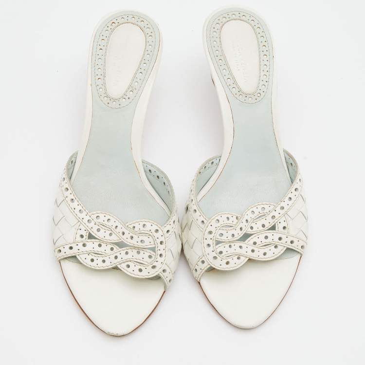 مملوكة مسبقًا Bottega Veneta White Perforated Intrecciato Leather Slide Sandals Size 36.5 