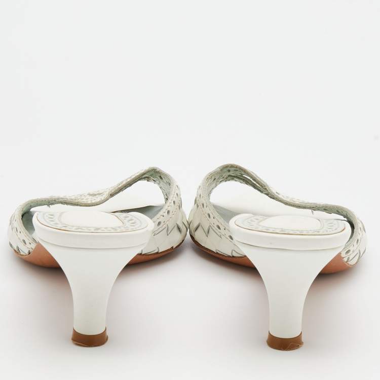 مملوكة مسبقًا Bottega Veneta White Perforated Intrecciato Leather Slide Sandals Size 36.5 