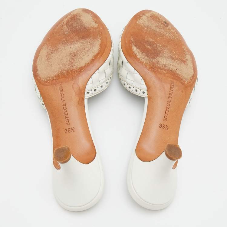 مملوكة مسبقًا Bottega Veneta White Perforated Intrecciato Leather Slide Sandals Size 36.5 