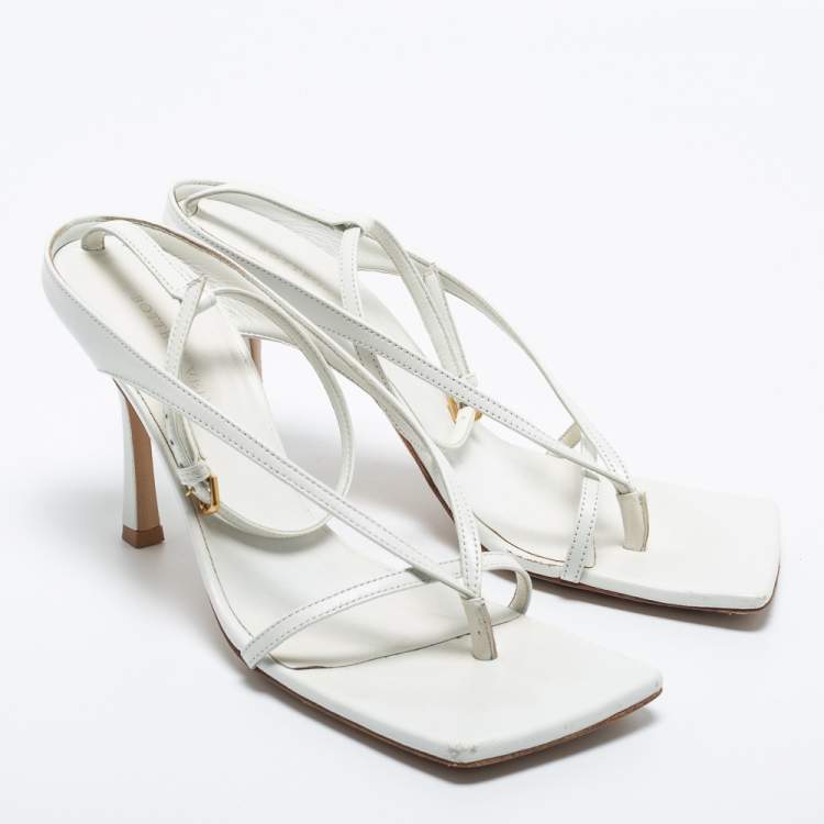 مملوكة مسبقًا Bottega Veneta White Leather Stretch Strap Sandals Size 39
