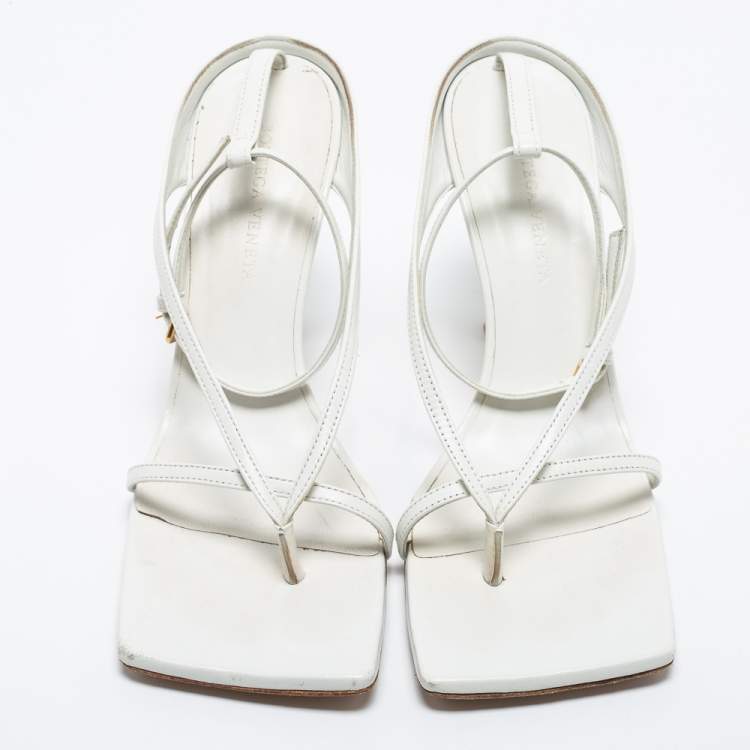 مملوكة مسبقًا Bottega Veneta White Leather Stretch Strap Sandals Size 39