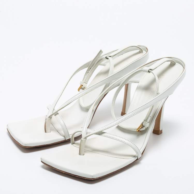 مملوكة مسبقًا Bottega Veneta White Leather Stretch Strap Sandals Size 39
