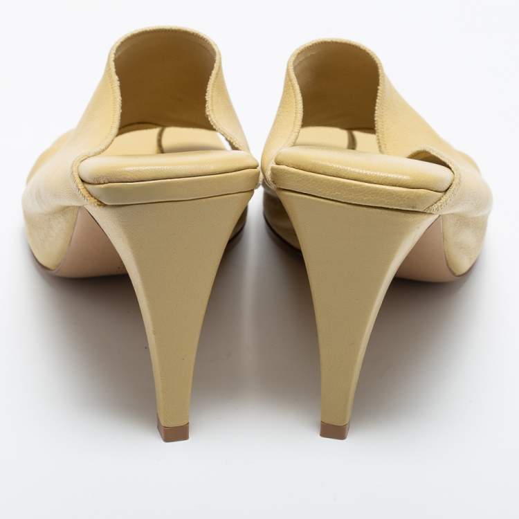Pre Owned Bottega Veneta Light Yellow Leather Toe Ring Sandals Size 39