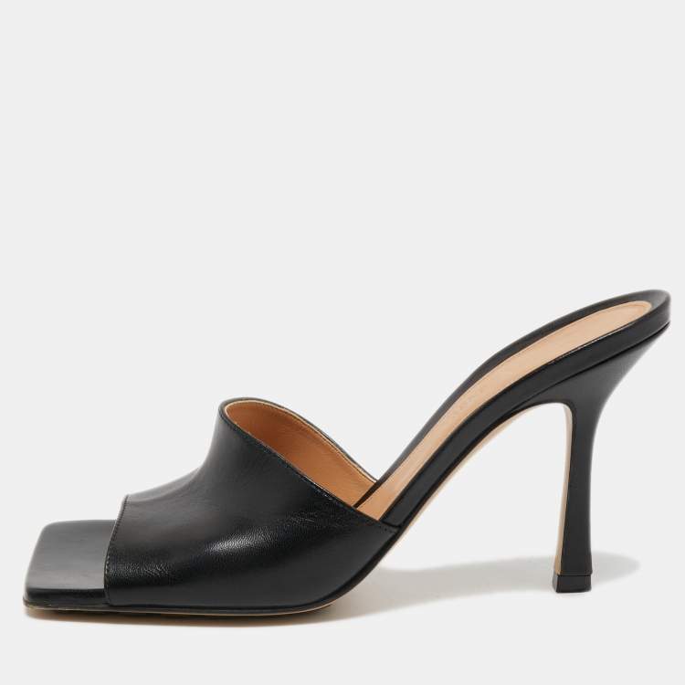 مملوكة مسبقًا Bottega Veneta Black Leather Square Toe Slide Sandals Size 37.5