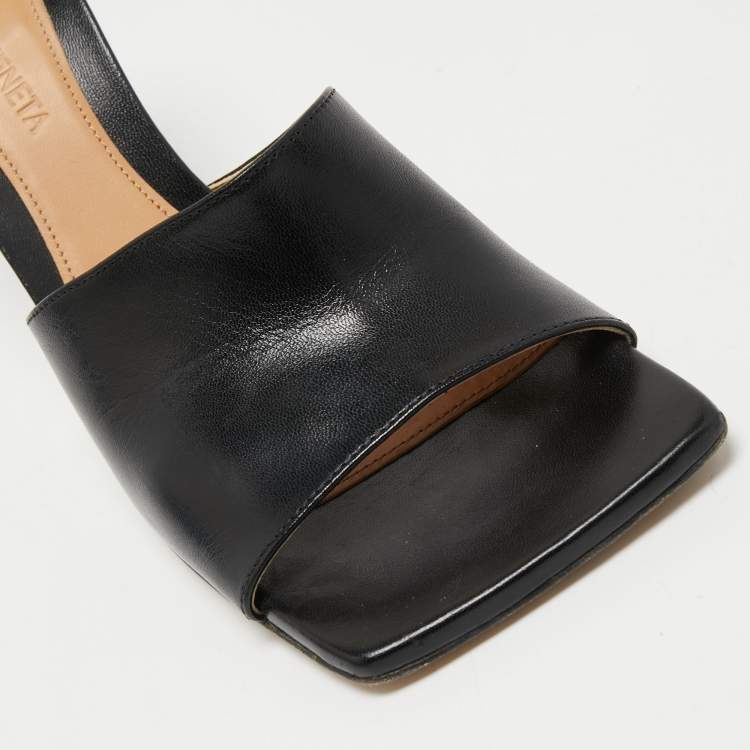 مملوكة مسبقًا Bottega Veneta Black Leather Square Toe Slide Sandals Size 37.5
