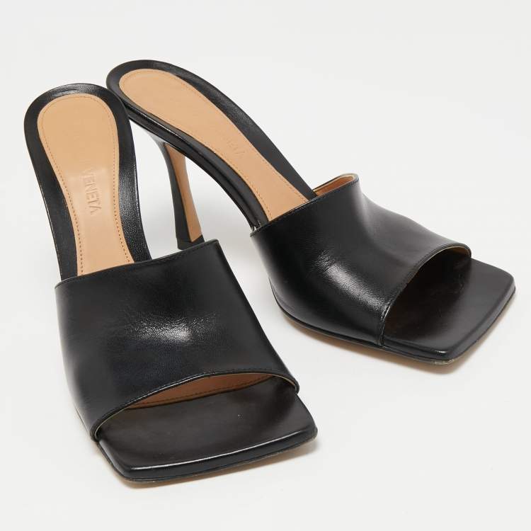 مملوكة مسبقًا Bottega Veneta Black Leather Square Toe Slide Sandals Size 37.5