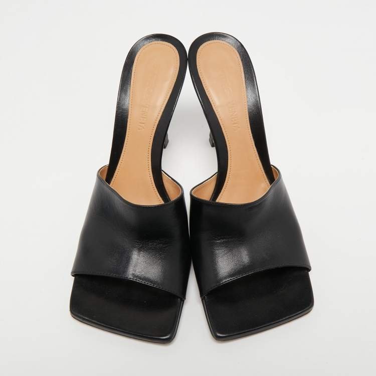 مملوكة مسبقًا Bottega Veneta Black Leather Square Toe Slide Sandals Size 37.5