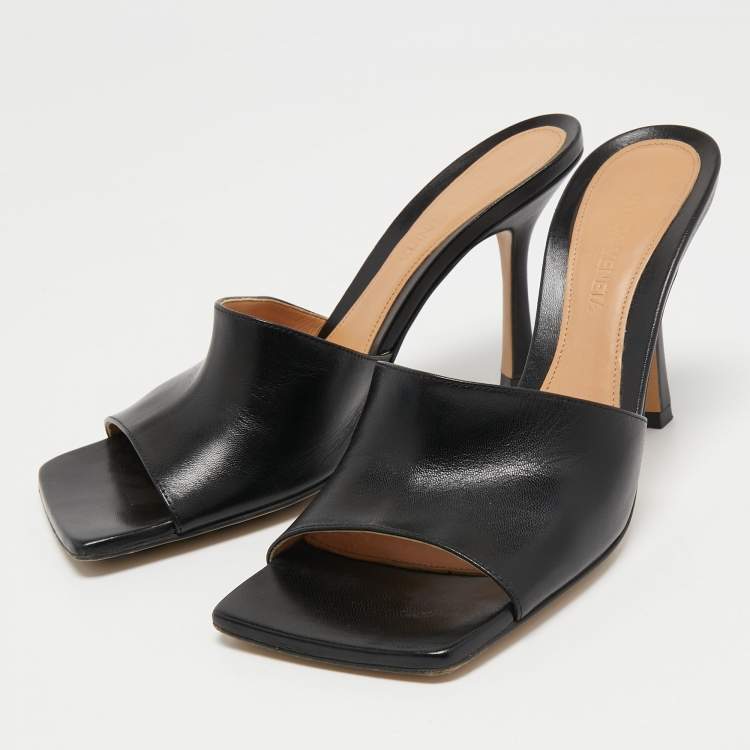 مملوكة مسبقًا Bottega Veneta Black Leather Square Toe Slide Sandals Size 37.5