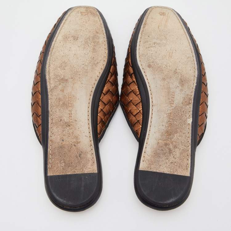 مملوكة مسبقًا Bottega Veneta Metallic Brown Intrecciato Leather Flat Mules Size 37