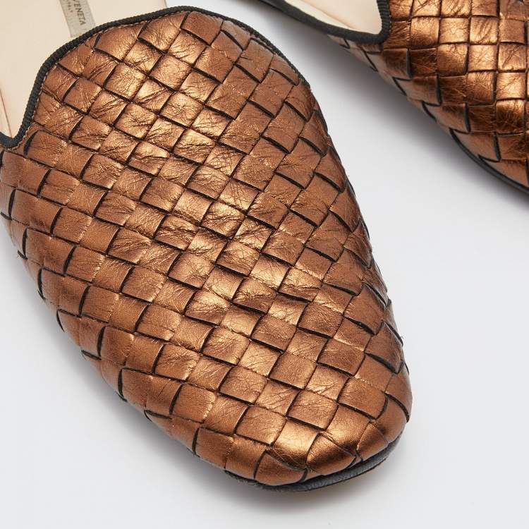 مملوكة مسبقًا Bottega Veneta Metallic Brown Intrecciato Leather Flat Mules Size 37