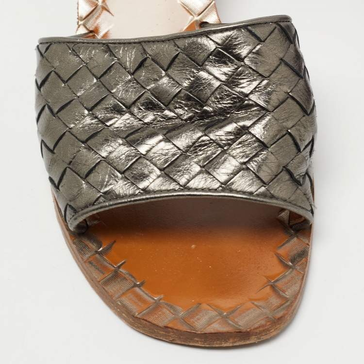 مملوكة مسبقًا Bottega Veneta Metallic Grey Intrecciato Leather Ravello Slide Sandals Size 40