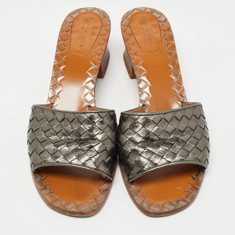 مملوكة مسبقًا Bottega Veneta Metallic Grey Intrecciato Leather Ravello Slide Sandals Size 40