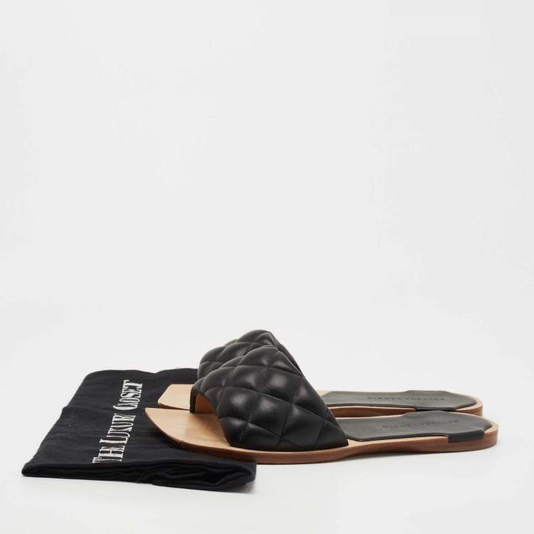 مملوكة مسبقًا Bottega Veneta Black Leather Flat Slides Size 38 