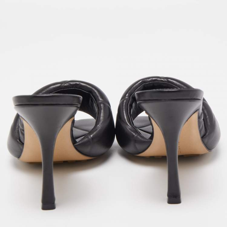 مملوكة مسبقًا Bottega Veneta Black Quilted Leather Lido Slide Sandals Size 39