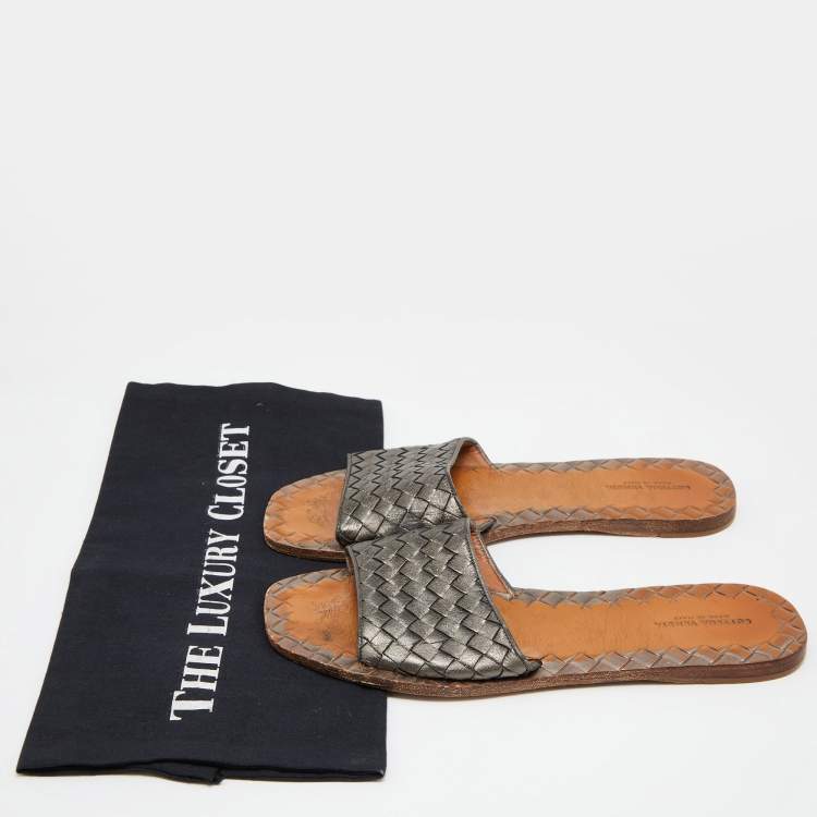 مملوكة مسبقًا Bottega Veneta Metallic Grey Intrecciato Leather Flat Slides Size 38
