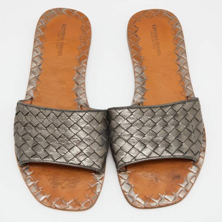 مملوكة مسبقًا Bottega Veneta Metallic Grey Intrecciato Leather Flat Slides Size 38