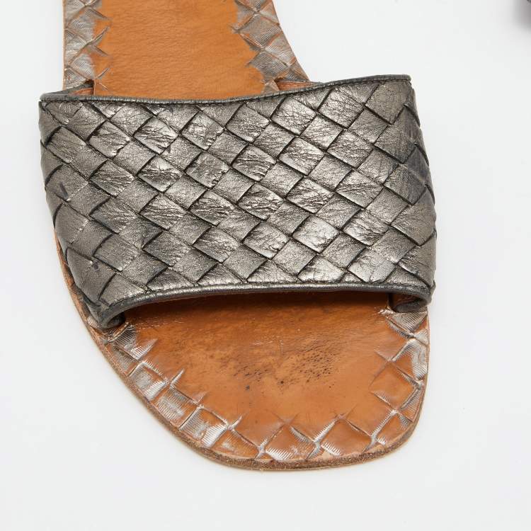 مملوكة مسبقًا Bottega Veneta Metallic Grey Intrecciato Leather Flat Slides Size 38