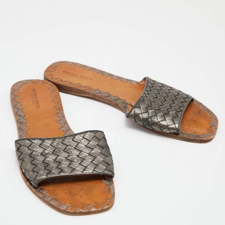 مملوكة مسبقًا Bottega Veneta Metallic Grey Intrecciato Leather Flat Slides Size 38