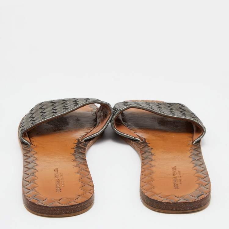 مملوكة مسبقًا Bottega Veneta Metallic Grey Intrecciato Leather Flat Slides Size 38