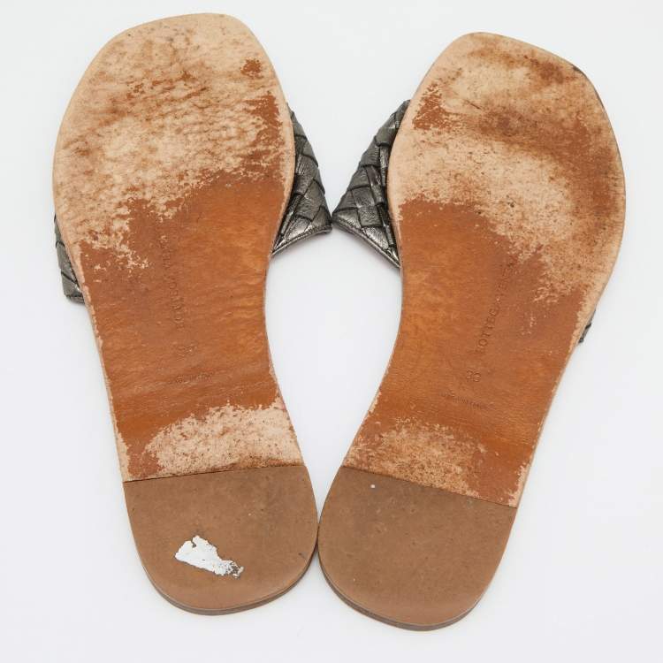 مملوكة مسبقًا Bottega Veneta Metallic Grey Intrecciato Leather Flat Slides Size 38