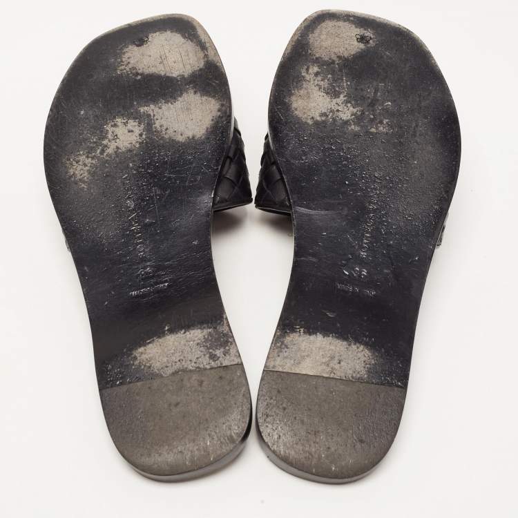 مملوكة مسبقًا Bottega Veneta Black Leather Intrecciato Flat Slides Size 36
