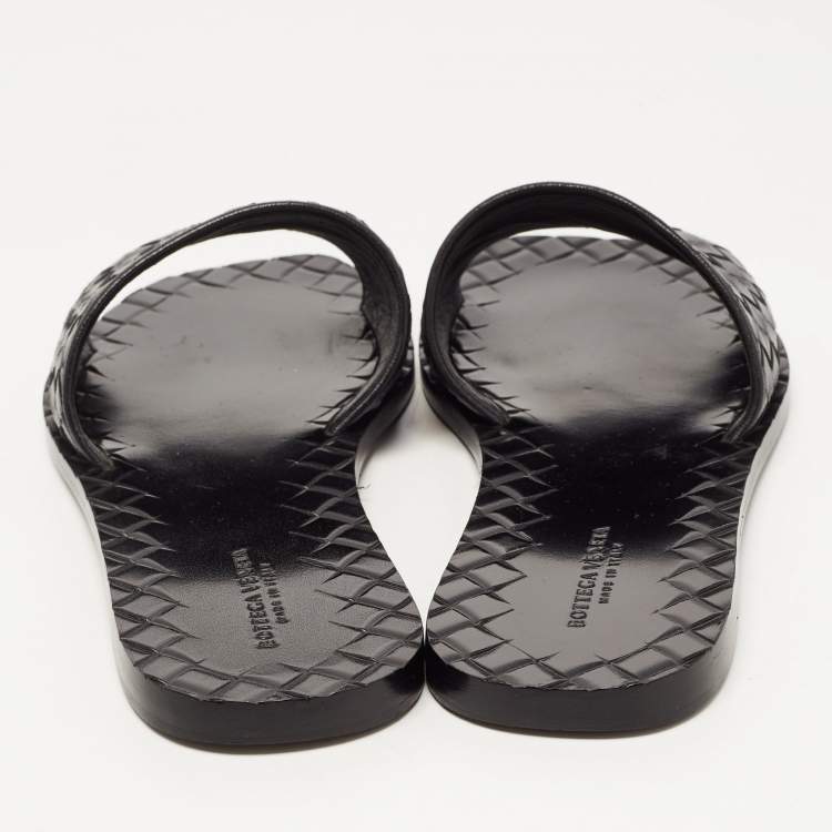 مملوكة مسبقًا Bottega Veneta Black Leather Intrecciato Flat Slides Size 36