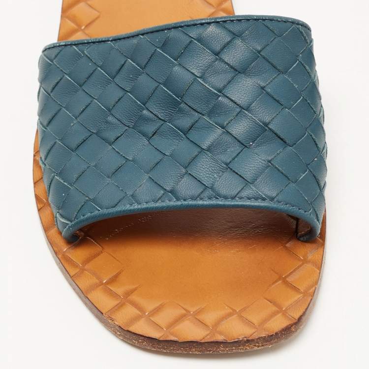 مملوكة مسبقًا Bottega Veneta Blue Intrecciato Leather Flat Slides Size 38