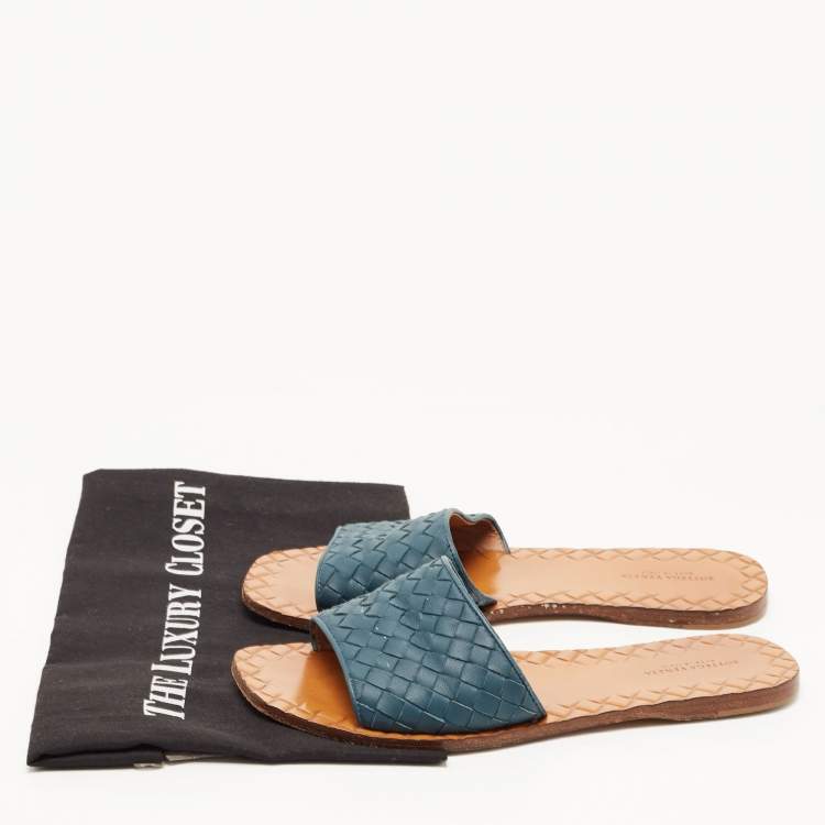 مملوكة مسبقًا Bottega Veneta Blue Intrecciato Leather Flat Slides Size 38