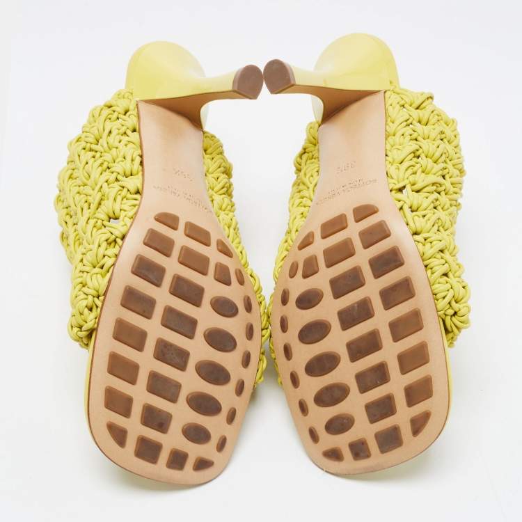 مملوكة مسبقًا Bottega Veneta Yellow Woven Leather Board Mule Sandals Size 39.5