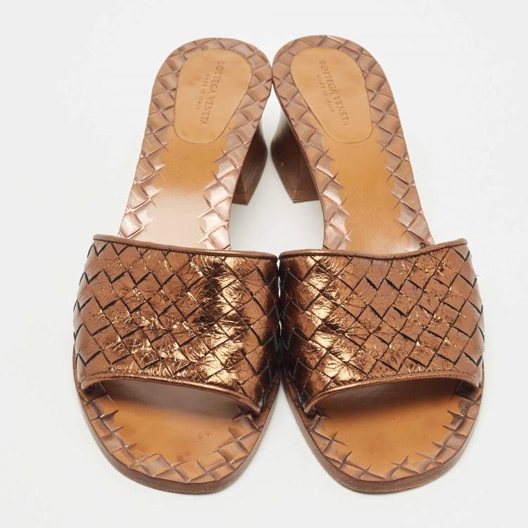 مملوكة مسبقًا Bottega Veneta Metallic Leather Ravello Sandals Size 39