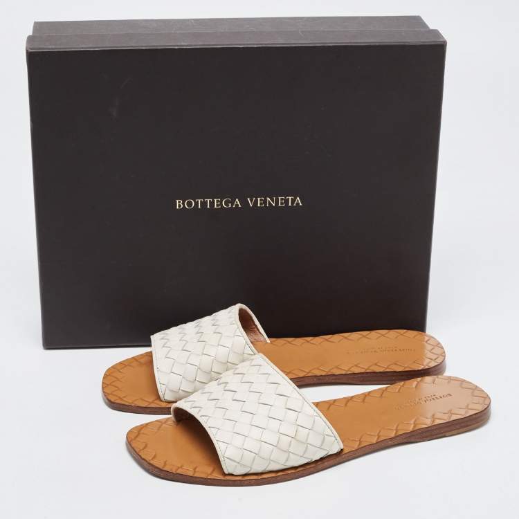 مملوكة مسبقًا Bottega Veneta White Intrecciato Leather Flat Slides Size 38