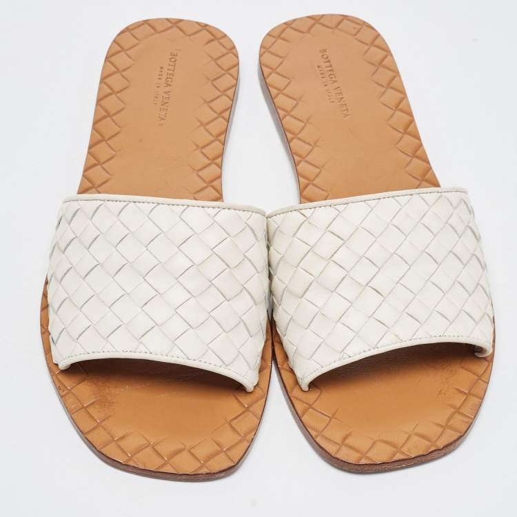 مملوكة مسبقًا Bottega Veneta White Intrecciato Leather Flat Slides Size 38