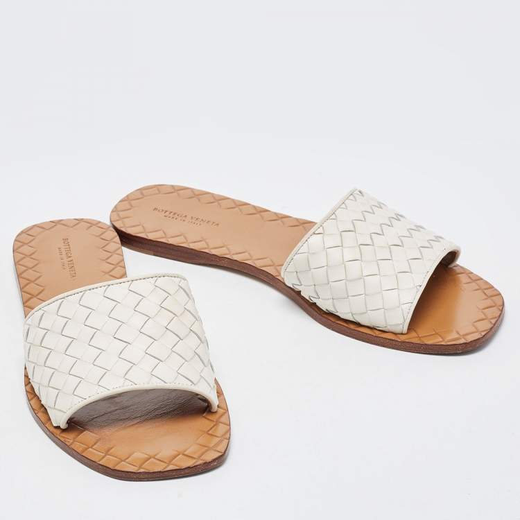 مملوكة مسبقًا Bottega Veneta White Intrecciato Leather Flat Slides Size 38