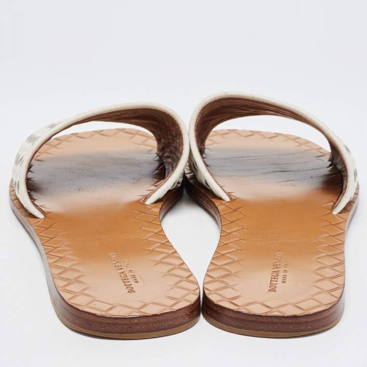 مملوكة مسبقًا Bottega Veneta White Intrecciato Leather Flat Slides Size 38