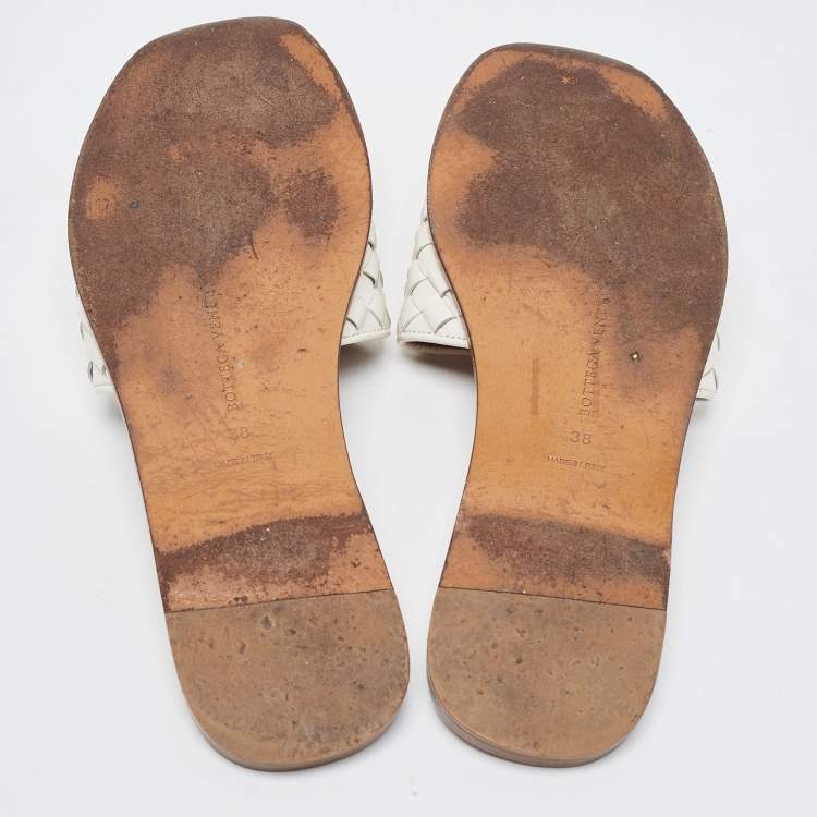 مملوكة مسبقًا Bottega Veneta White Intrecciato Leather Flat Slides Size 38