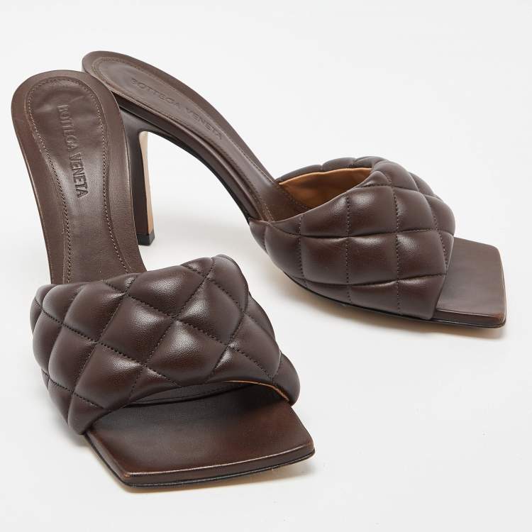 مملوكة مسبقًا Bottega Veneta Brown Quilted Padded Leather Slide Sandals Size 38.5