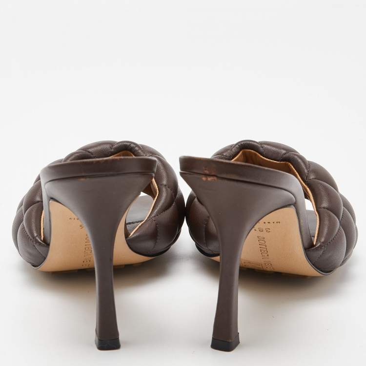 مملوكة مسبقًا Bottega Veneta Brown Quilted Padded Leather Slide Sandals Size 38.5