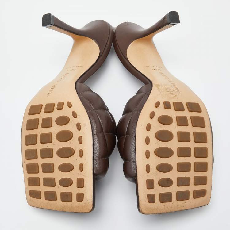 مملوكة مسبقًا Bottega Veneta Brown Quilted Padded Leather Slide Sandals Size 38.5