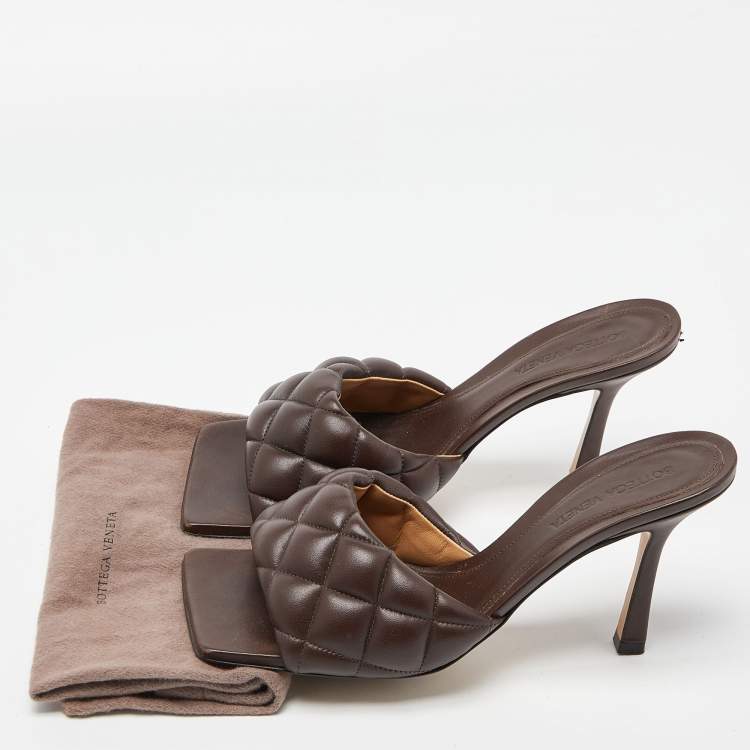 مملوكة مسبقًا Bottega Veneta Brown Quilted Padded Leather Slide Sandals Size 38.5
