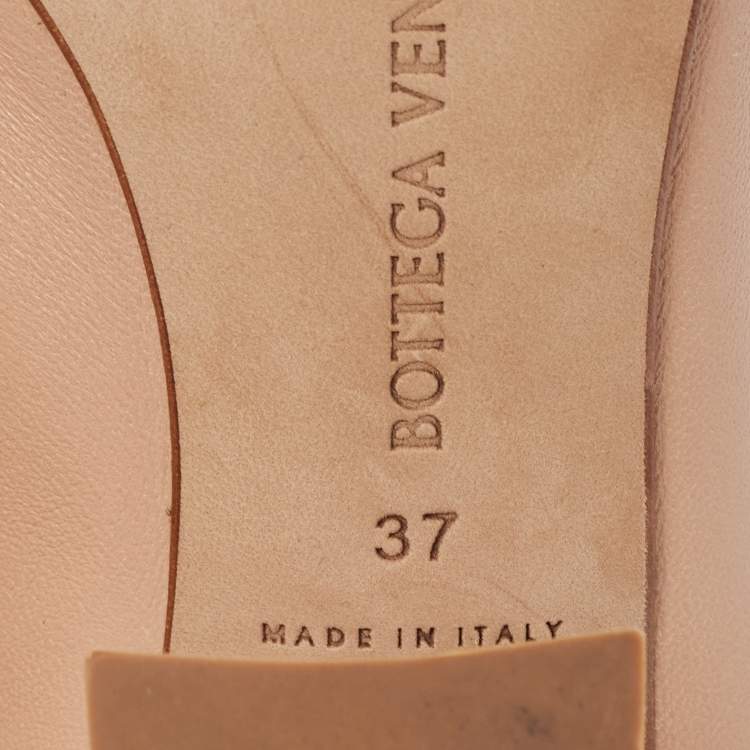 مملوكة مسبقًا Bottega Veneta Beige Leather Almond Mules Size 37