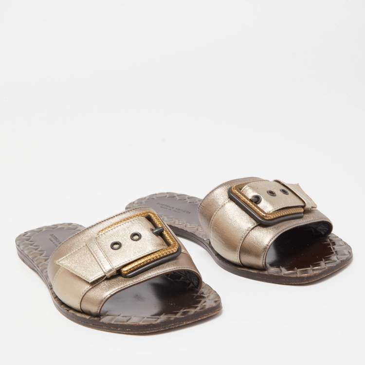 مملوكة مسبقًا Bottega Veneta Metallic Leather Buckle Detail Flat Slides Size 37
