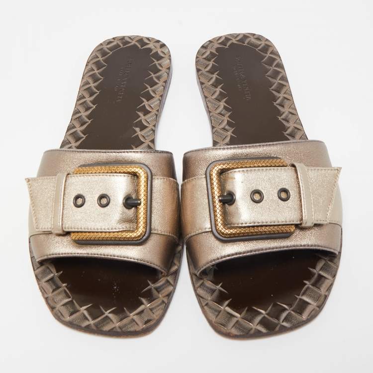 مملوكة مسبقًا Bottega Veneta Metallic Leather Buckle Detail Flat Slides Size 37